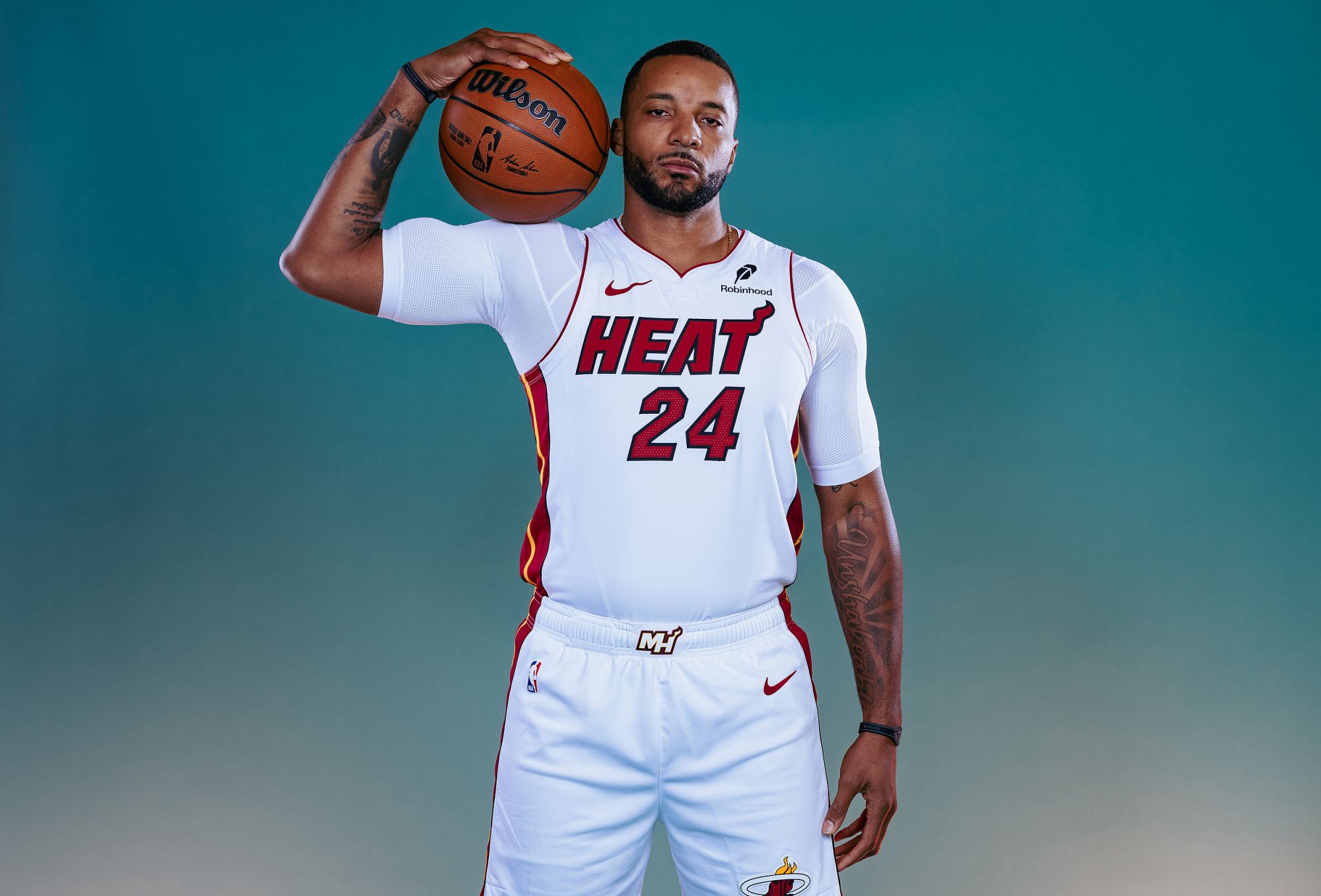 ความรู้สึกคุมบอลมันร้อนแรง! พาวเวลล์ทำคะแนนได้ 14 แต้มในควอเตอร์เดียวโดยมีเปอร์เซ็นต์การยิง 100%