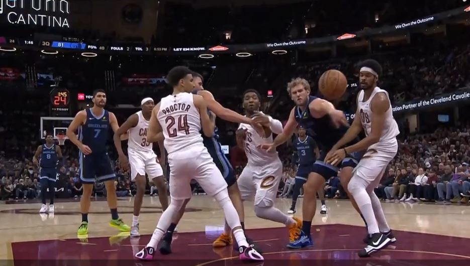 กลับมามีความรู้สึกในการควบคุมลูกบอลอีกครั้ง! มิทเชลล์ทำคะแนนได้ 0 แต้มในควอเตอร์ที่สอง และ 6 แต้มในควอเตอร์ที่สาม