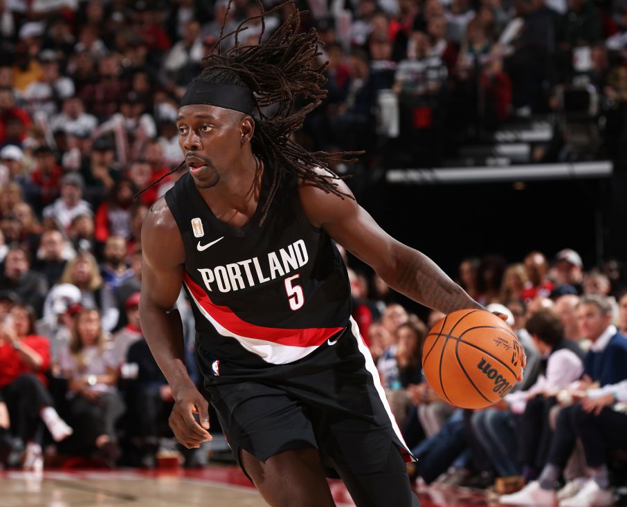 เทรลเบลเซอร์สทำสามพอยน์เตอร์ได้ 8 ลูกในควอเตอร์ที่สองเพื่อรักษาคะแนนเอาไว้ Holiday & Reese ทำ 7 จาก 7 จากภายนอกในไตรมาสเดียว